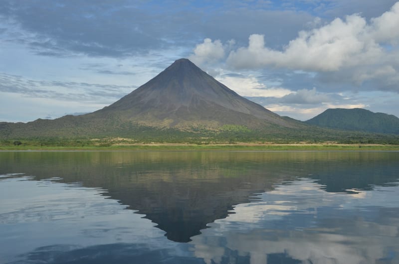 Arenal-Vulkan spiegelt sich im Arenal-See, vom anderen Ufer gesehen